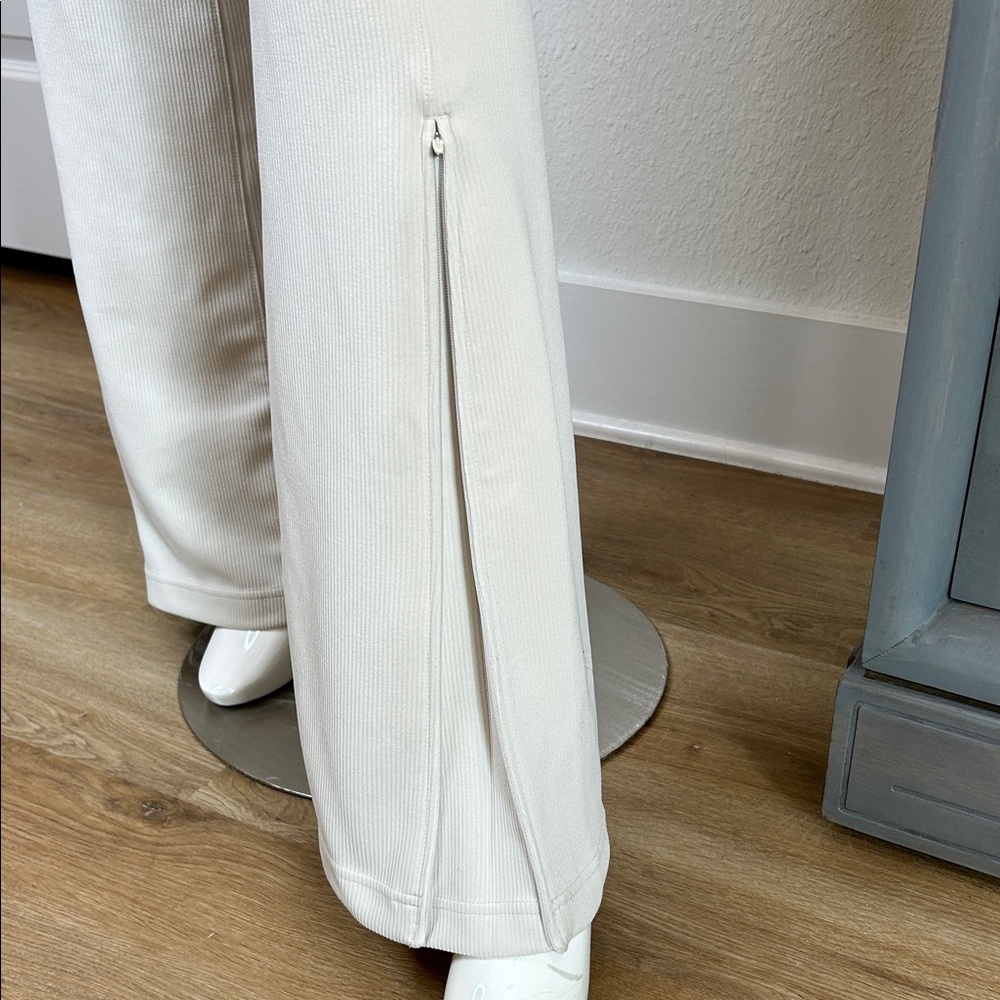 Lululemon Athletica Women’s Cream Stretch Pants - Picture 3 of 11